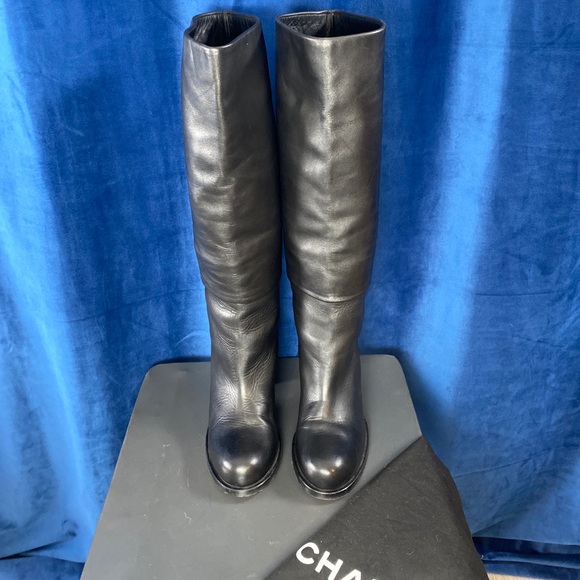 ♥️SOLD♥️AUTH CHANEL CC Logo High Fold Over Runway Butter Lambskin Boots 39 - Picture 16 of 17